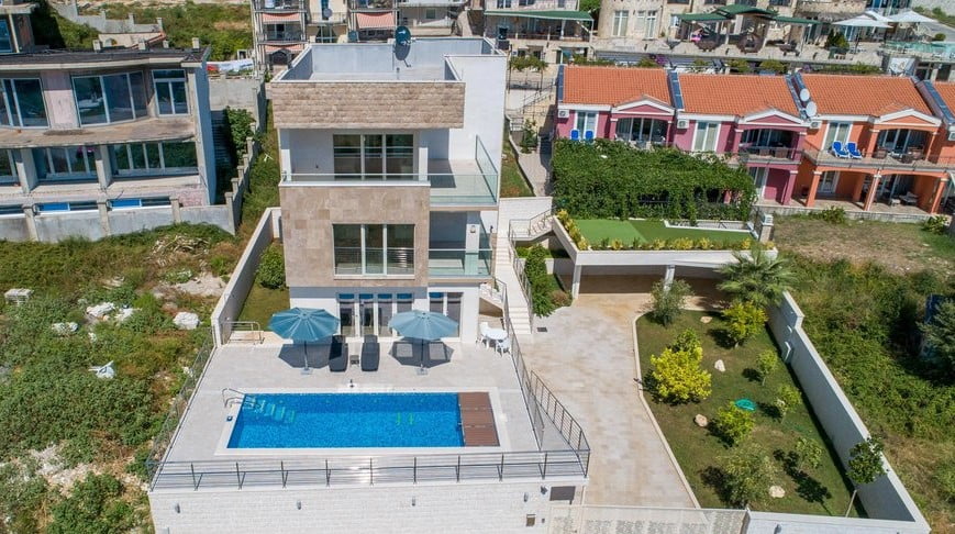 Moderne Villa mit Pool, Terrasse und Garten in Bečići, Montenegro: Luftaufnahme des Privathauses und des Grundstücks.