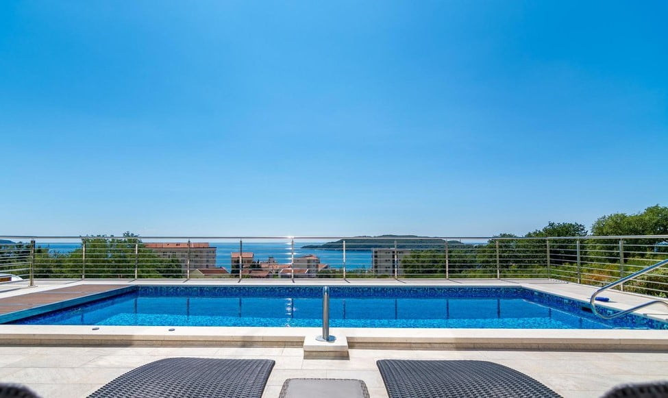 Außenpool auf der Terrasse einer Villa in Bečići, Montenegro, mit Panoramablick auf die Adria und die Berge.