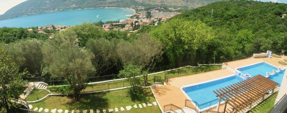 Blick auf den Außenpool und das Panorama der Bucht in Igalo, Herceg Novi, Montenegro: Terrasse mit Pergola und grüner Garten.