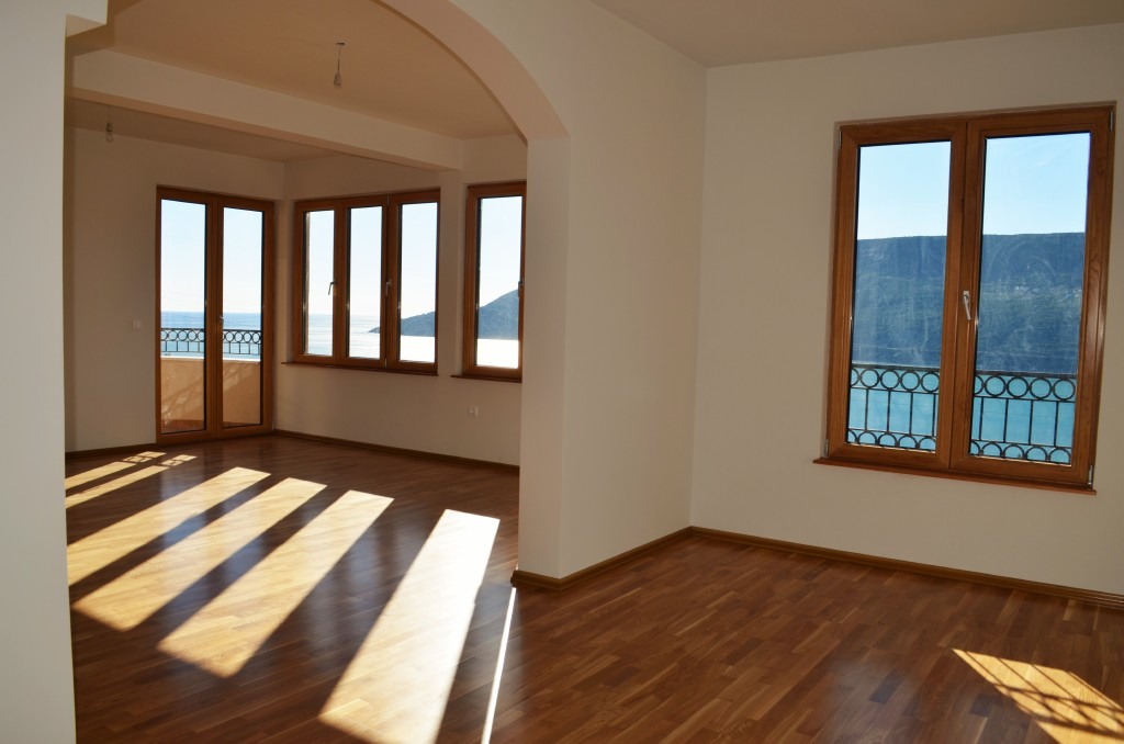 Helles Wohnzimmer mit Parkett und Panoramablick auf das Meer in einer Wohnanlage, Igalo, Herceg Novi, Montenegro.