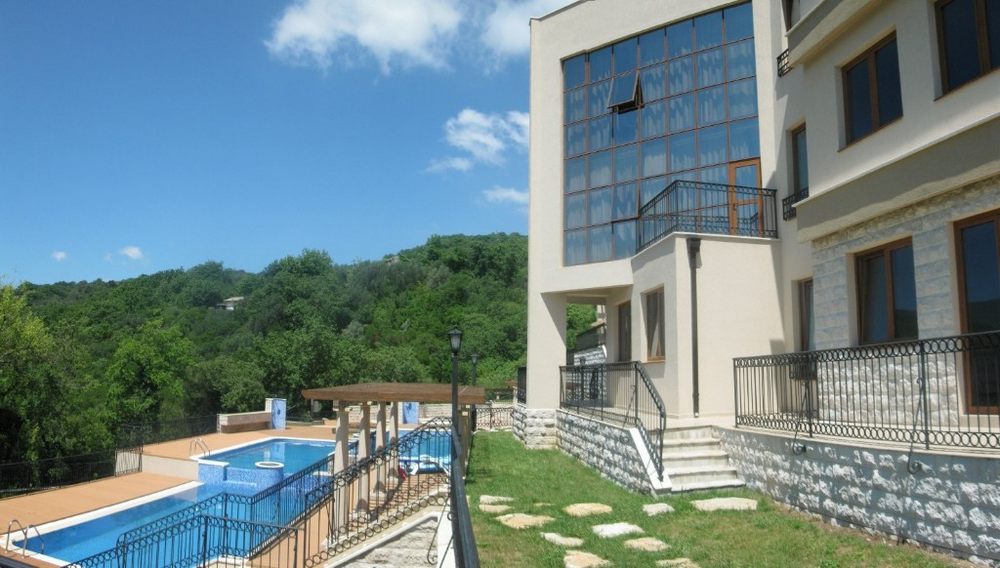Moderne Villa mit Panoramafenstern, Pool und Bergblick in Igalo, Montenegro.