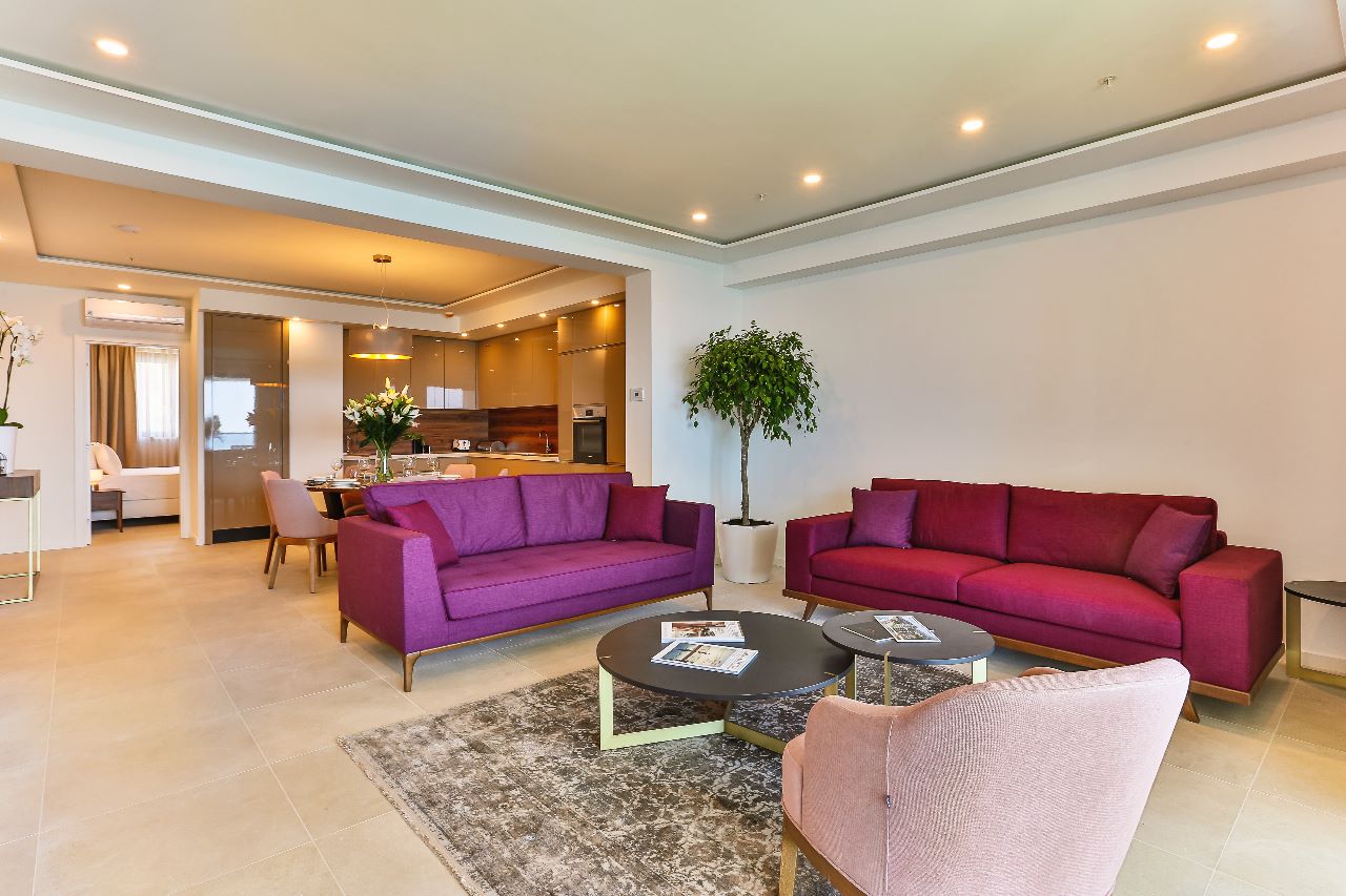 Rafailoviçi'deki konut kompleksinde mor koltuklar ve mutfaklı geniş salon, Karadağ