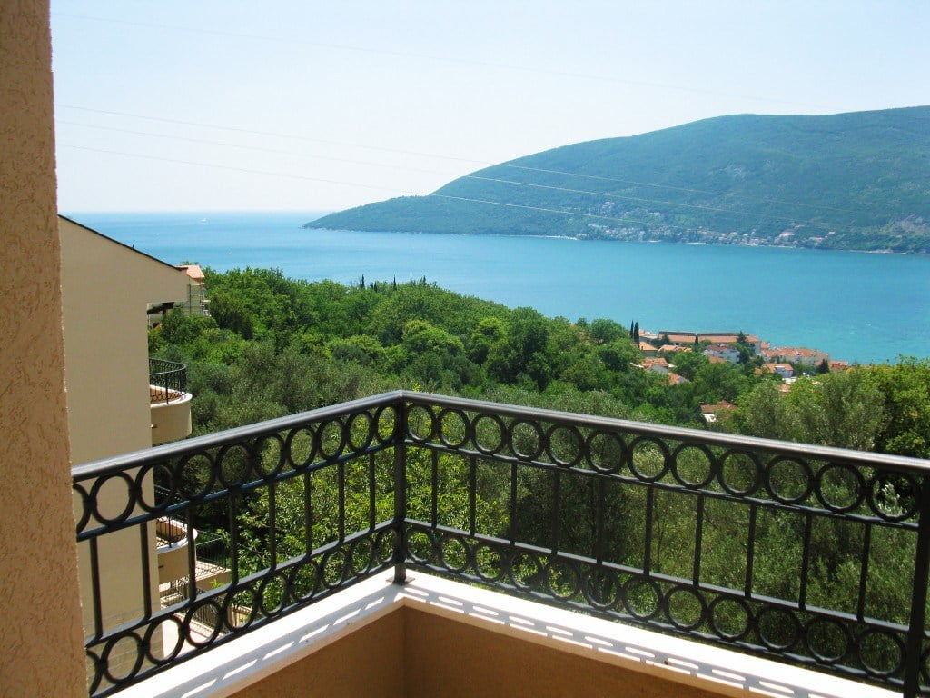 Blick vom Balkon auf das Meer und die Berge in einer Wohnanlage, Igalo, Herceg Novi, Montenegro: schmiedeeisernes Geländer und Panoramablick auf die Bucht.