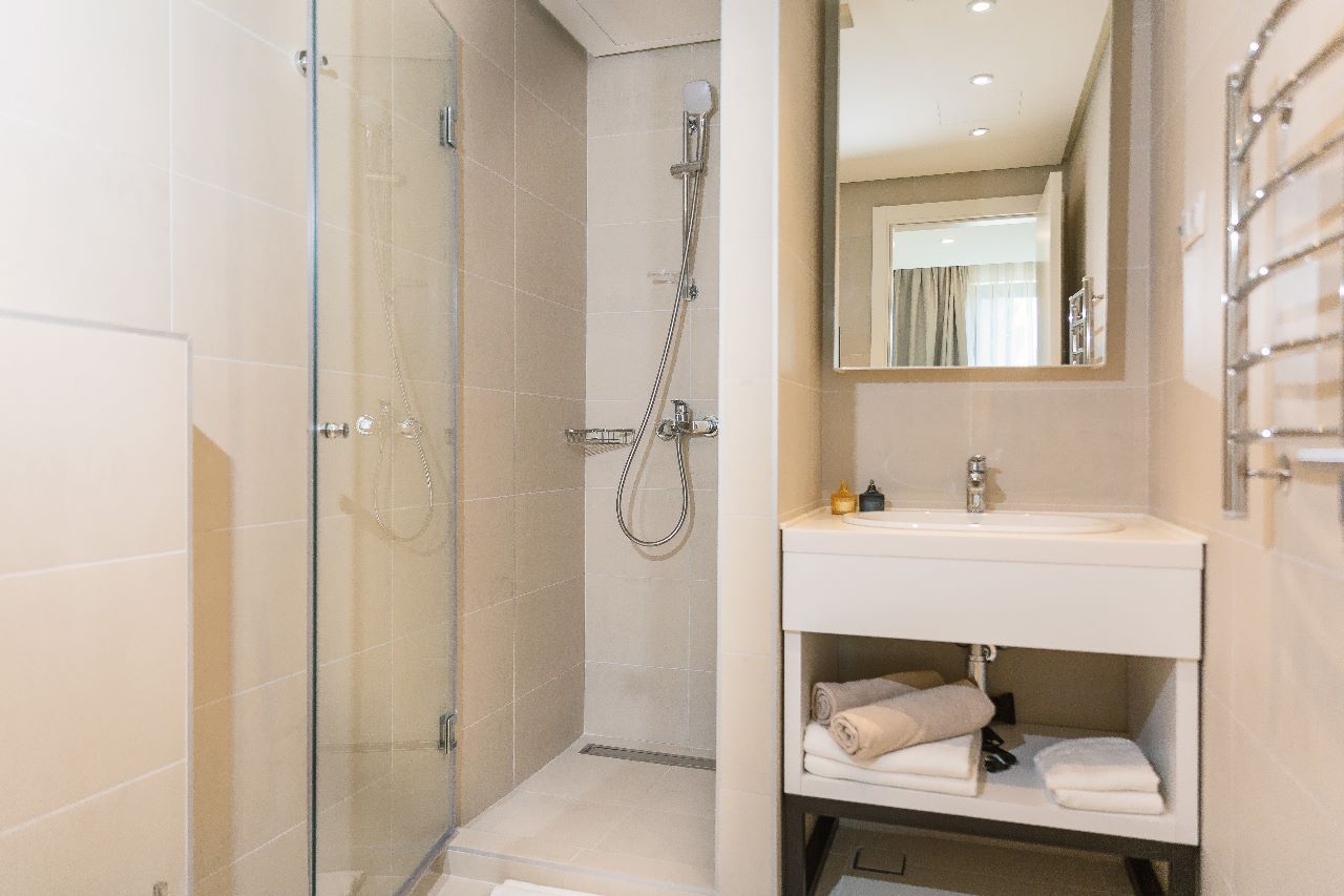 Modern banyo, duşakabin, lavabo ve havlularla Rafailovići konut kompleksi, Karadağ