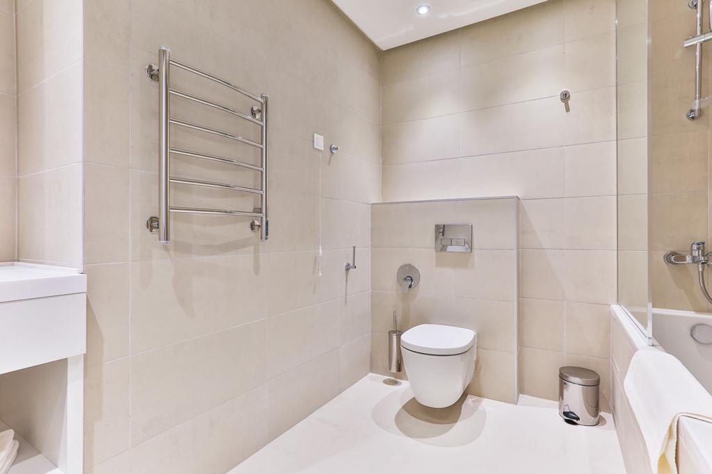Modern banyo, beyaz seramik ve fayanslarla, Rafailovići'deki konut kompleksinde, Karadağ