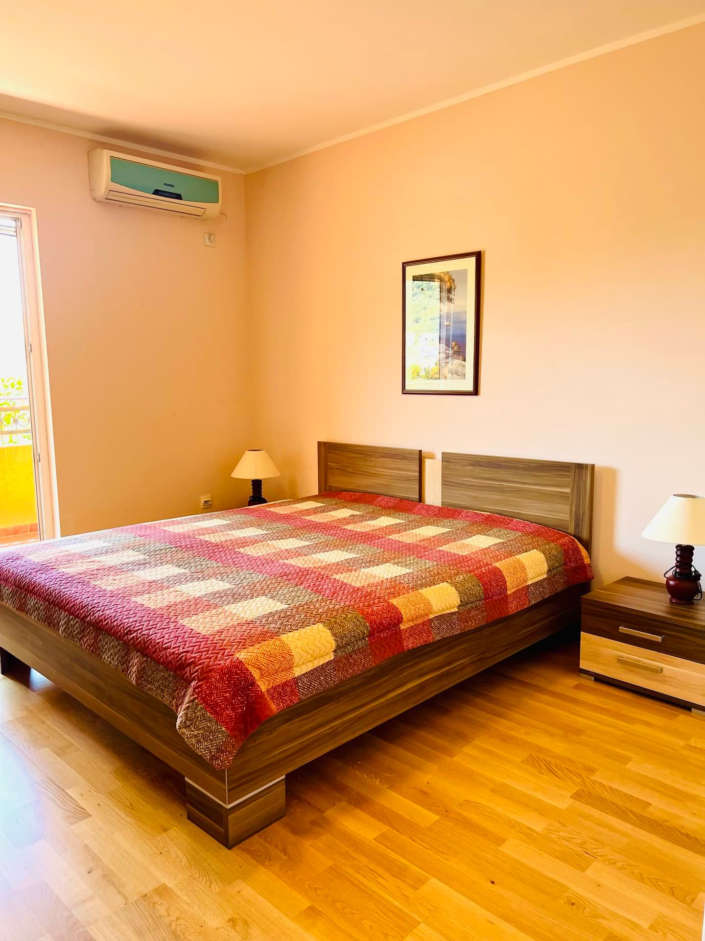 Chambre cosy avec lit double, parquet et climatisation dans un appartement à Petrovac, Monténégro.