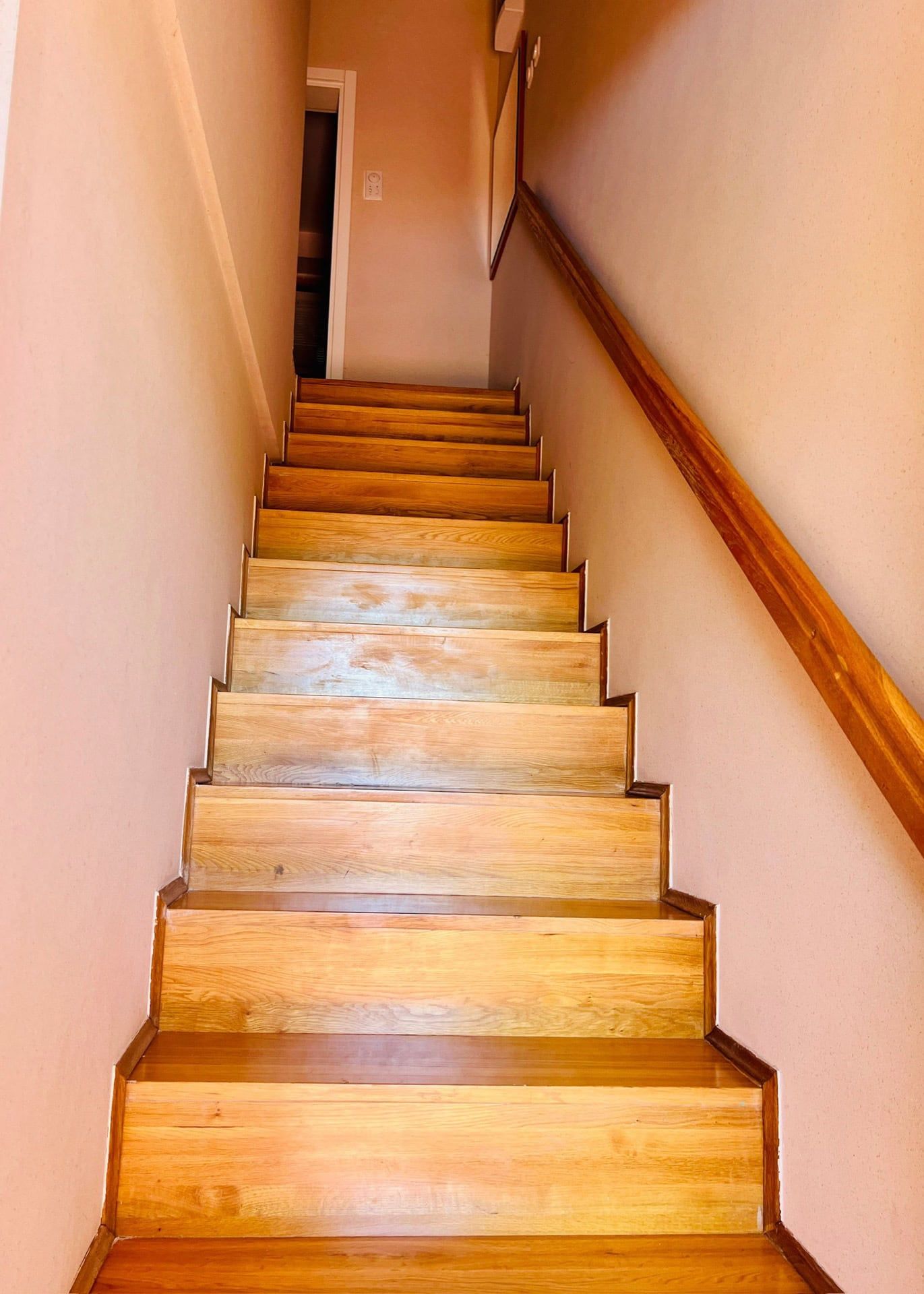 Escalier en bois avec rampe dans l’intérieur d’un duplex à Petrovac, Monténégro.