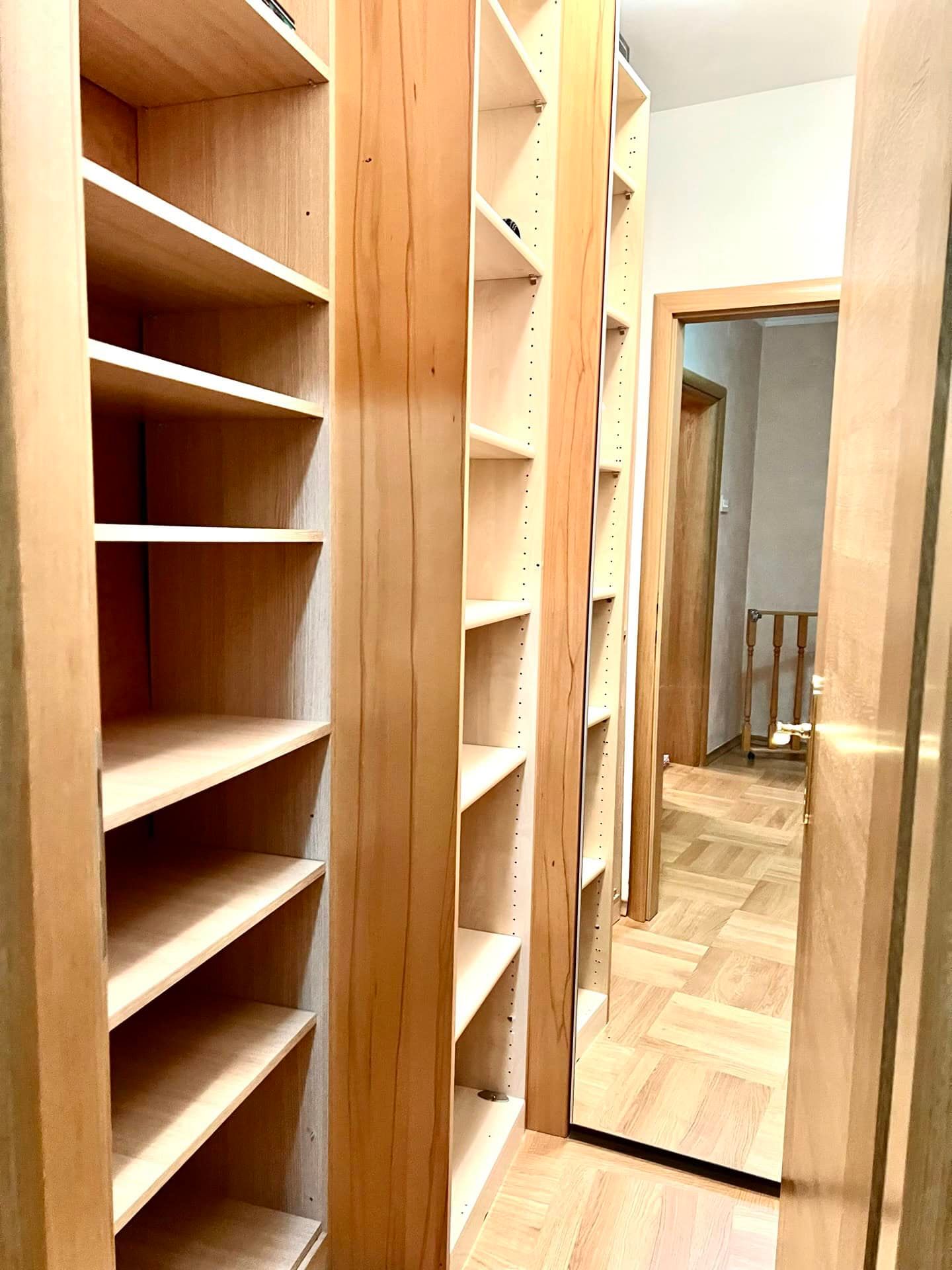 Armoire en bois intégrée avec étagères ouvertes et miroir dans l’appartement, Petrovac, Monténégro.