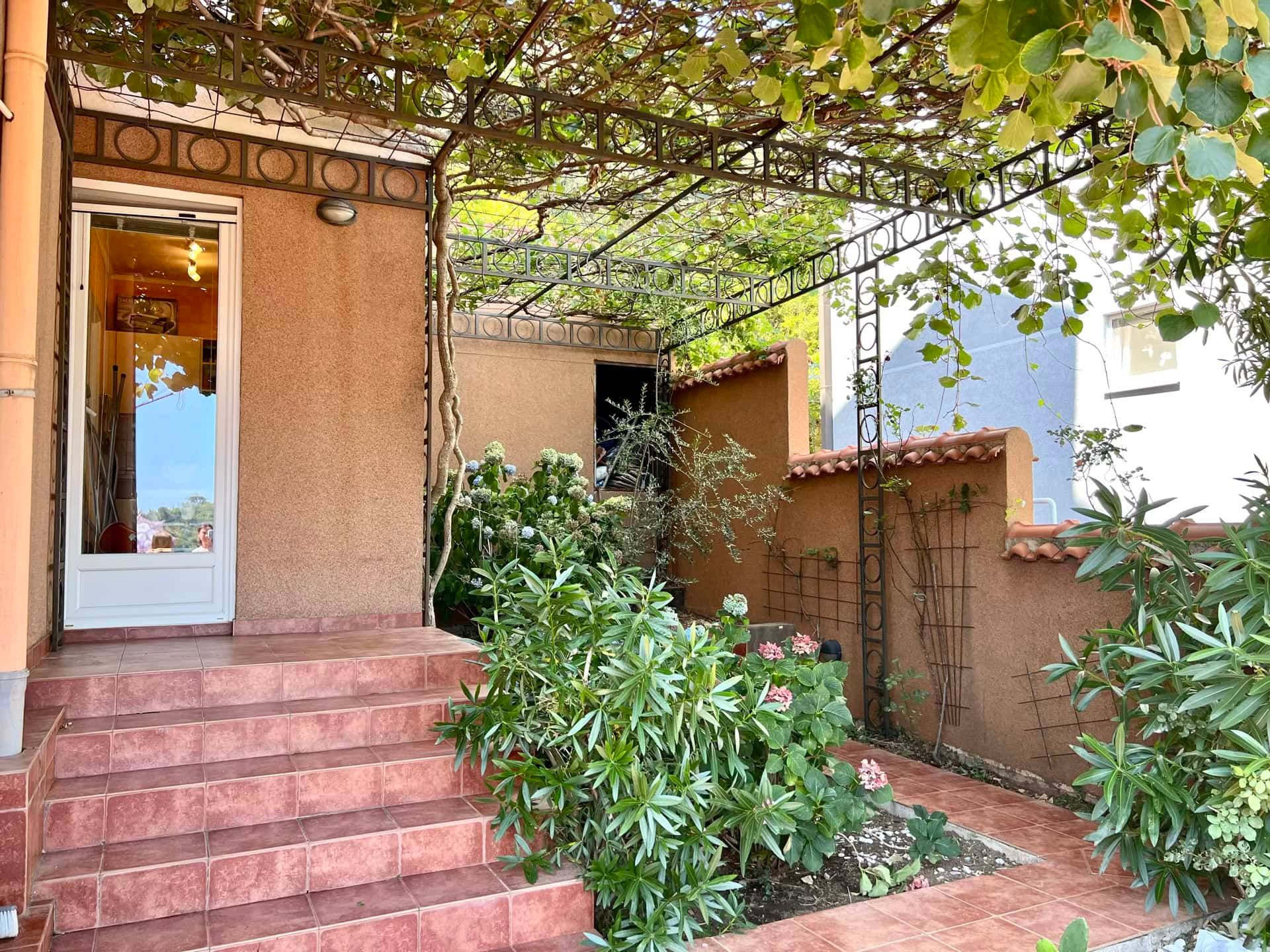 Terrasse cosy avec pergola de vigne et jardin près d’un duplex à Petrovac, Monténégro.