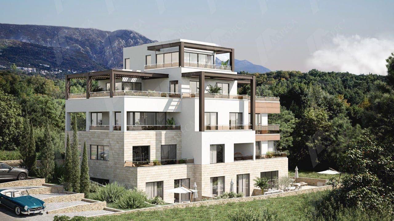 Moderne Villa mit Terrassen in Tivat, Montenegro: Blick auf ein Mehrfamilienhaus mit Panoramafenstern und Berge.