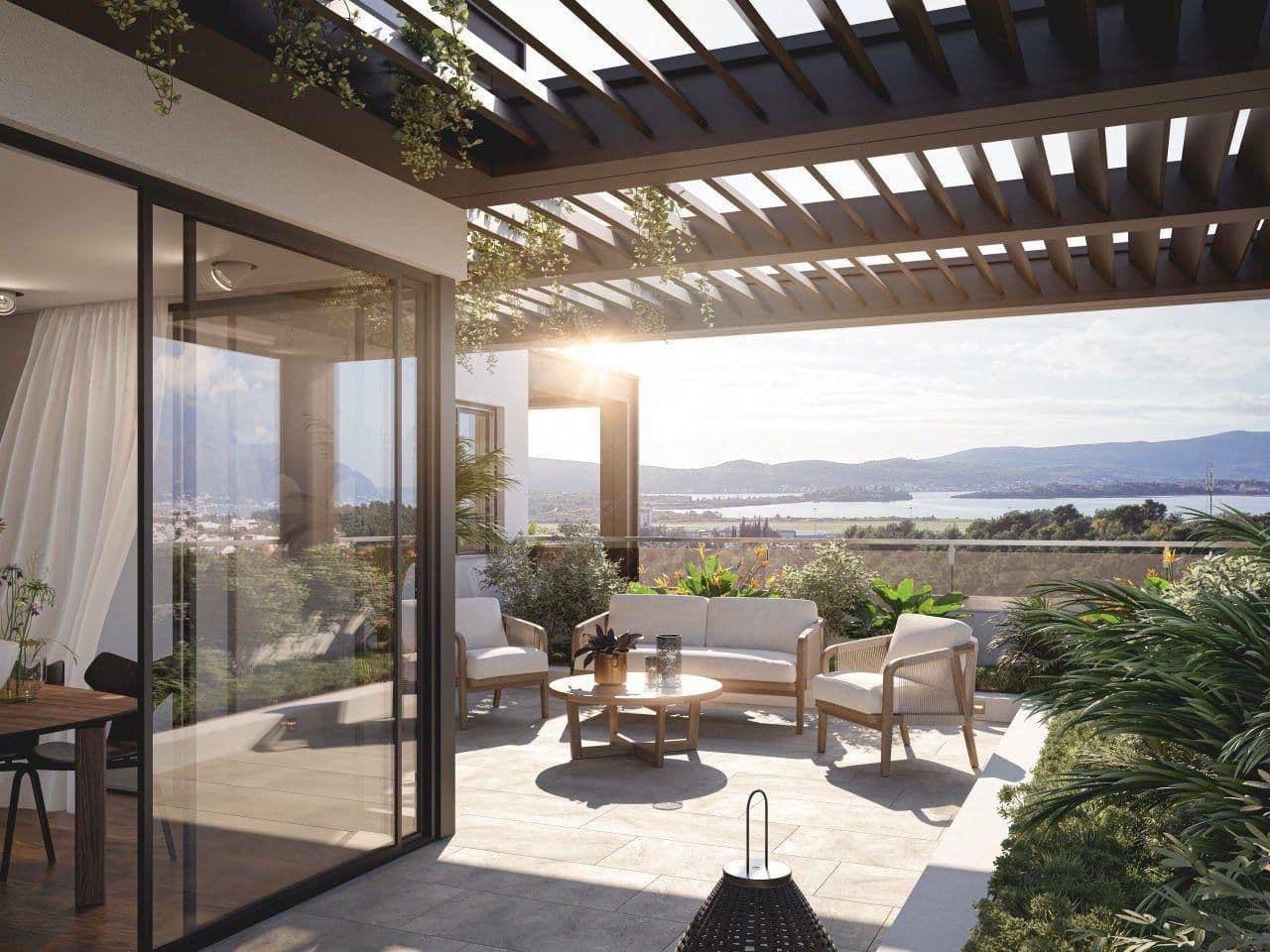 Terrasse mit Gartenmöbeln und Panoramablick auf das Meer in einer exklusiven Wohnung in Tivat, Montenegro.