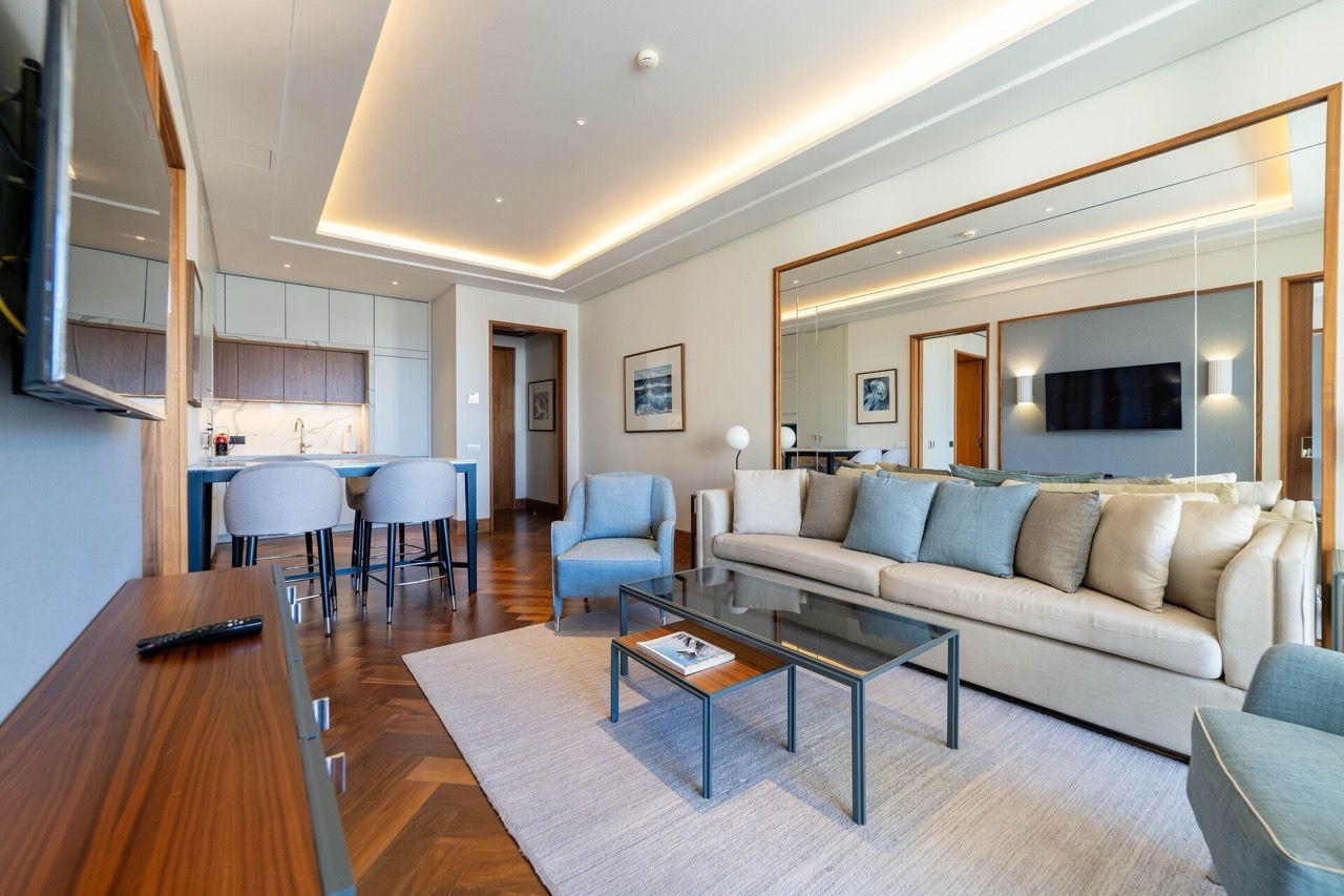 Savremeni dnevni boravak sa kuhinjom u stanu Porto Montenegro, Tivat, Crna Gora: stilski nameštaj, parket i dekor.