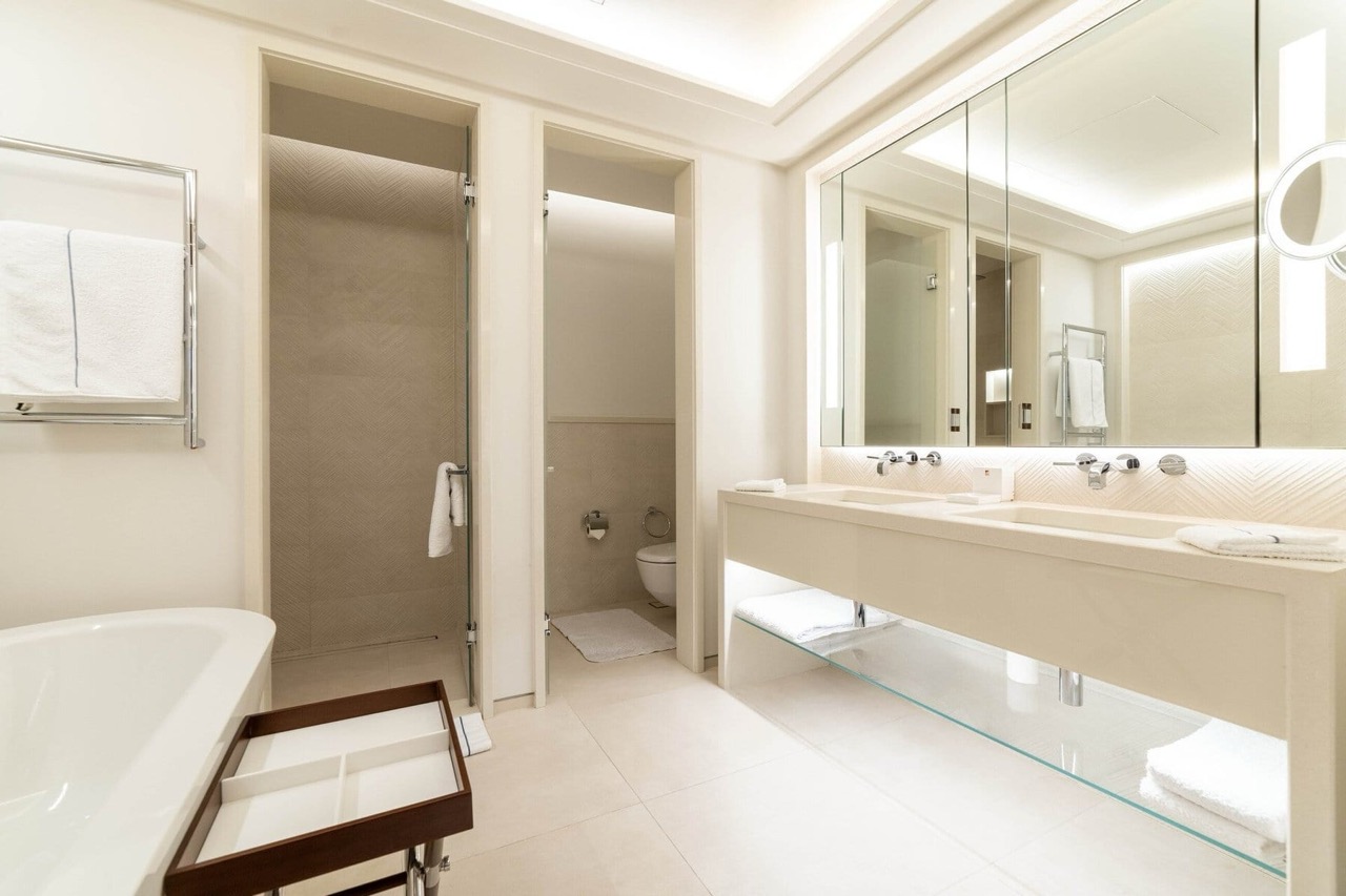 Savremeno kupatilo sa tuš kabinom i duplim umivaonikom u luksuznom stanu Porto Montenegro, Tivat, Crna Gora.
