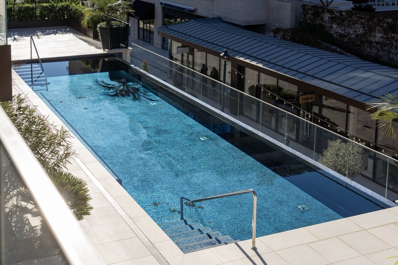 Otvoreni beskonačni bazen sa plavim pločicama u elitnom kompleksu Porto Montenegro, Tivat, Crna Gora.
