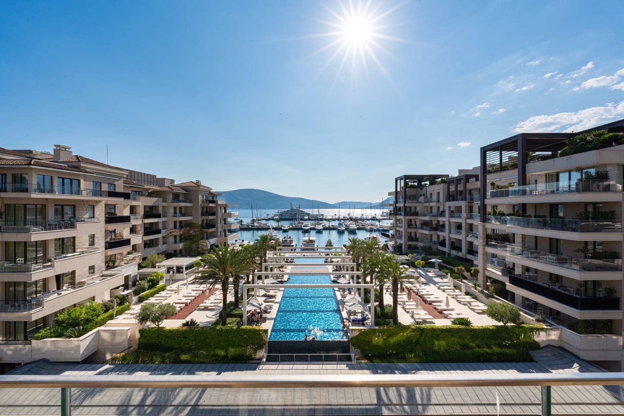 Вид на бассейн и яхтенную марину Porto Montenegro в Тивате, Черногория, из элитного жилого комплекса с террасами.