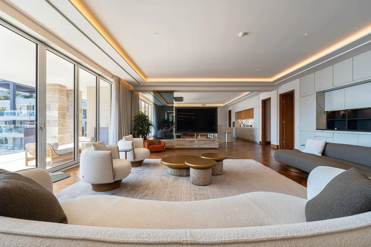 Modernes Wohnzimmer in einer Wohnung in Porto Montenegro, Tivat, Montenegro: Designermöbel, Panoramafenster und Terrasse.
