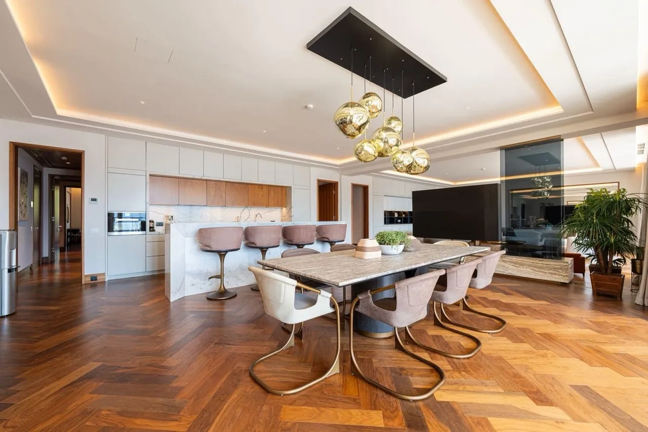 Moderne Wohnküche in einer Wohnung in Porto Montenegro, Tivat, Montenegro: Marmorinsel und Designermöbel.