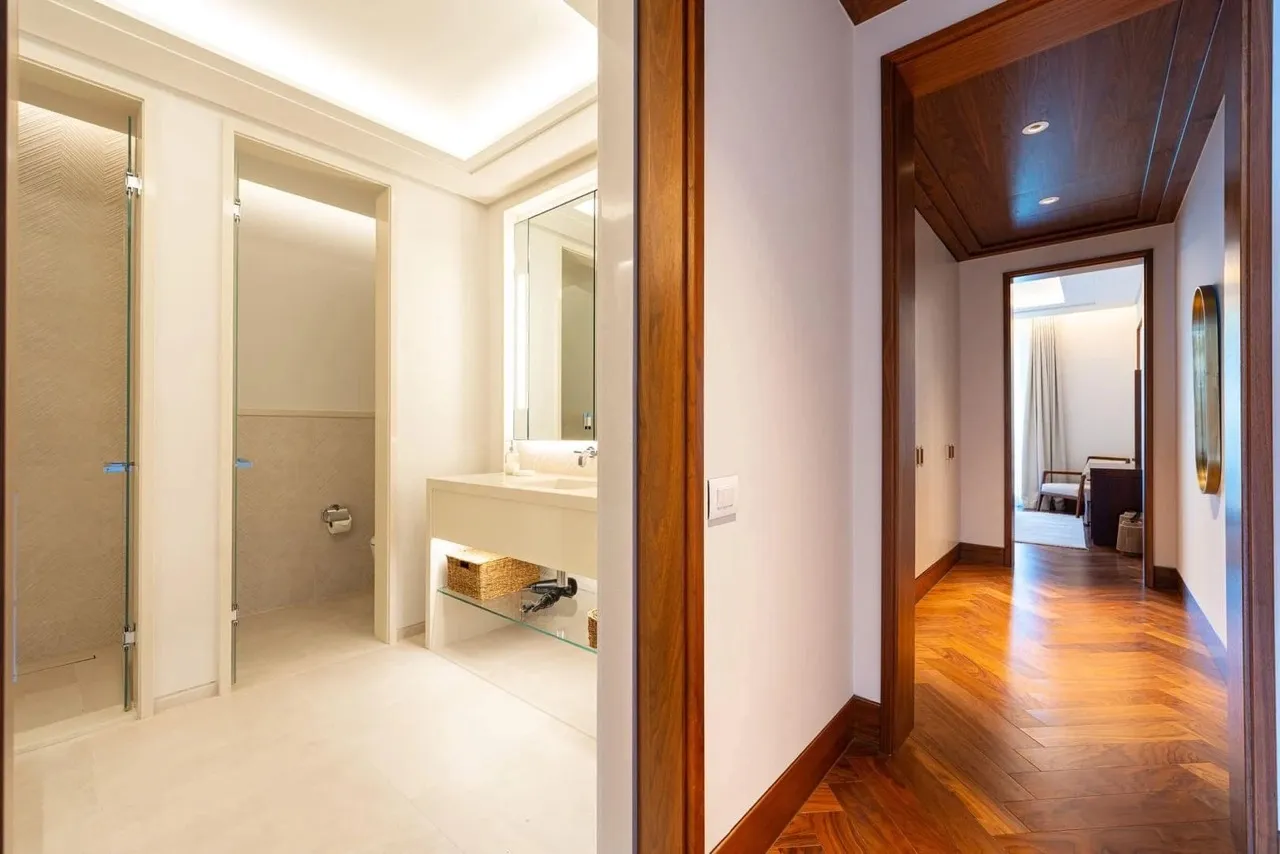Modernes Badezimmer und Flur mit Holzverkleidung in einer Luxuswohnung, Porto Montenegro, Tivat, Montenegro.