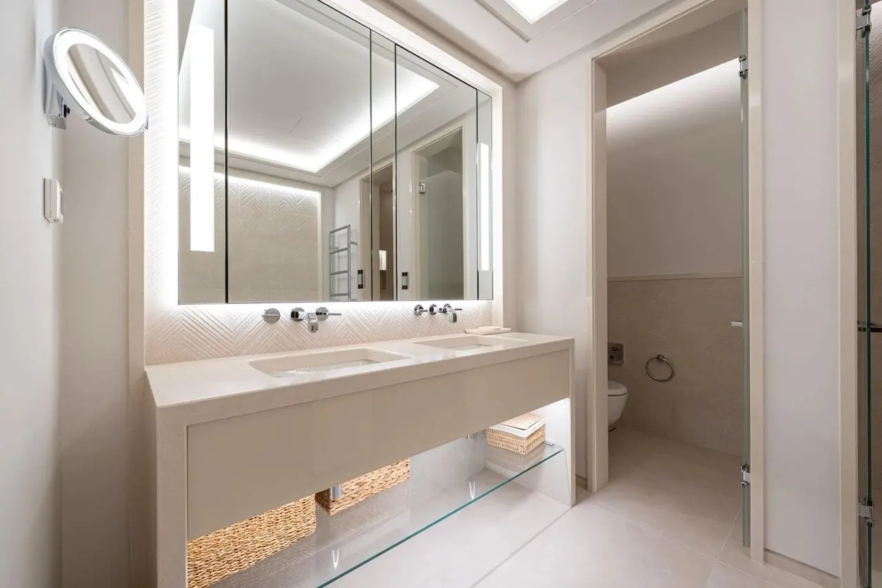 Modernes Badezimmer mit Doppelwaschbecken in der Wohnung Porto Montenegro, Tivat, Montenegro.