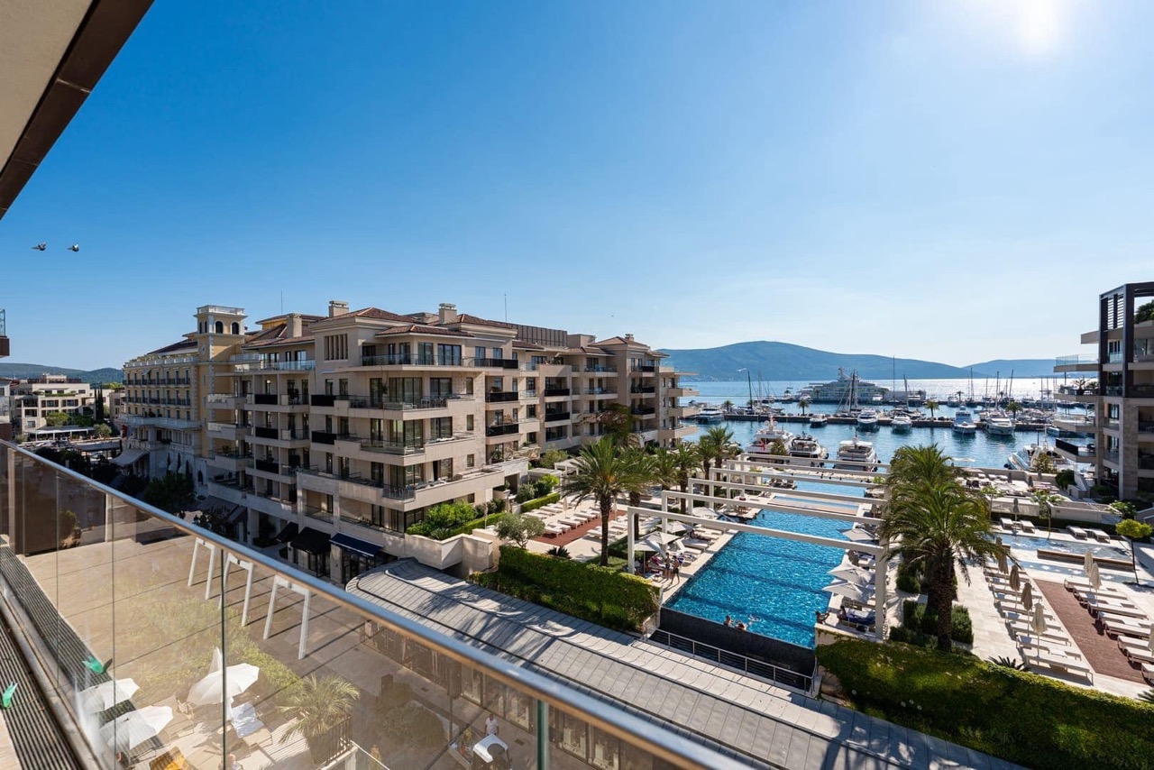 Вид с балкона на бассейн и яхтенную марину Porto Montenegro в Тивате, Черногория: элитная недвижимость у моря.