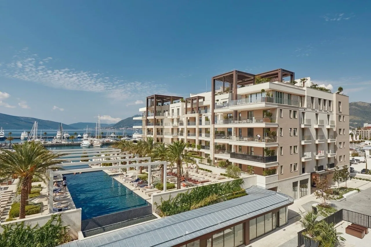Moderner Wohnkomplex in Porto Montenegro, Tivat, Montenegro: Blick auf den Pool, die Terrassen und den Yachthafen.