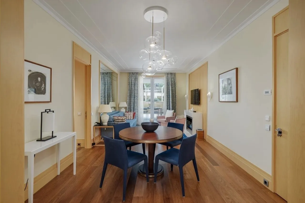 Modernes Wohnzimmer mit Essbereich in der Wohnung Porto Montenegro, Tivat, Montenegro: Holzboden und stilvolle Dekoration.