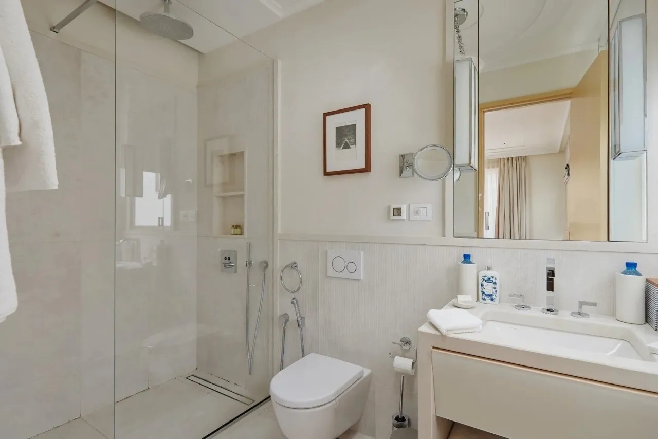 Modernes Badezimmer in einer Wohnung in Porto Montenegro, Tivat, Montenegro: Duschkabine und stilvolle Ausstattung.