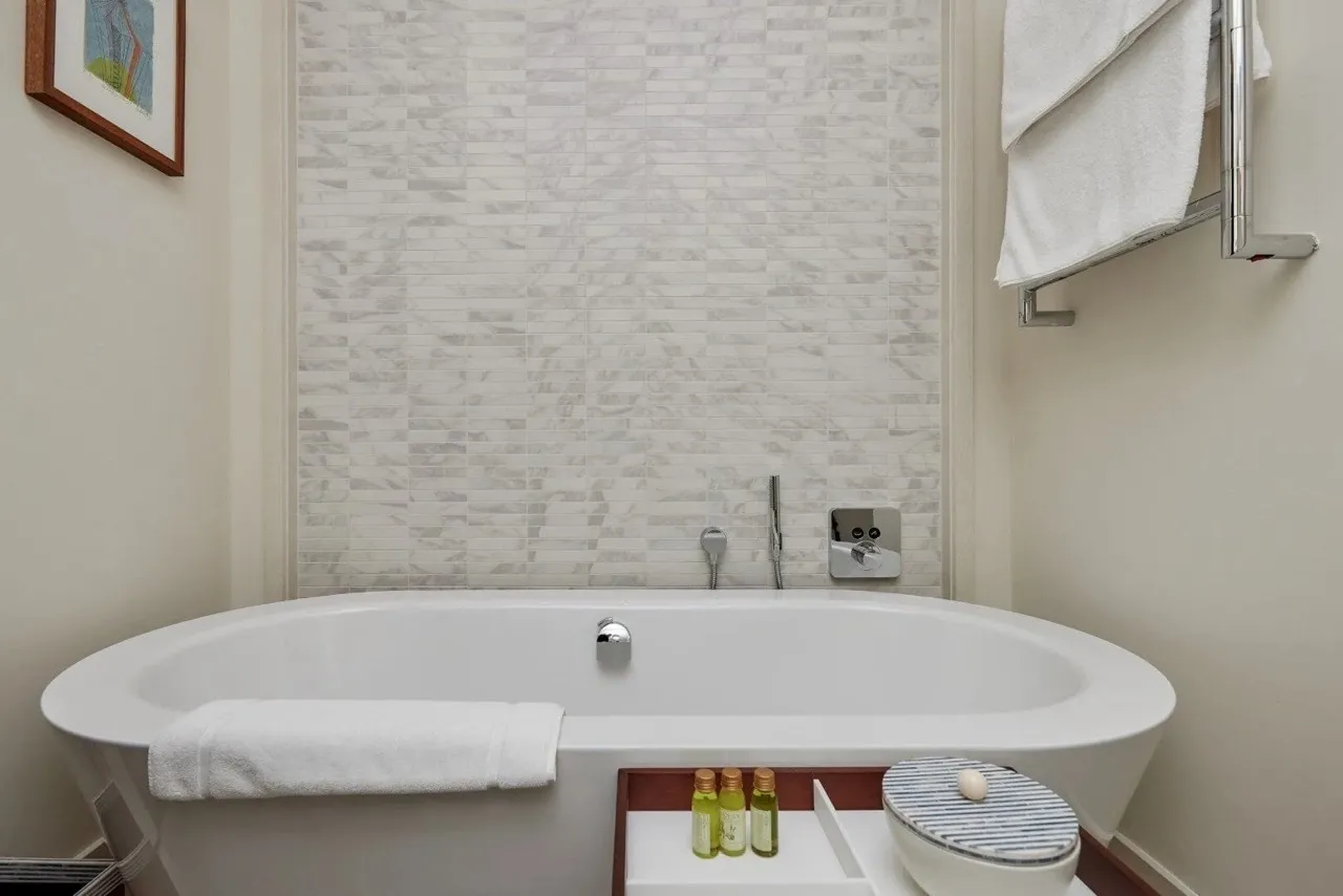 Modernes Badezimmer mit weißer Badewanne in den Apartments Porto Montenegro, Tivat, Montenegro.