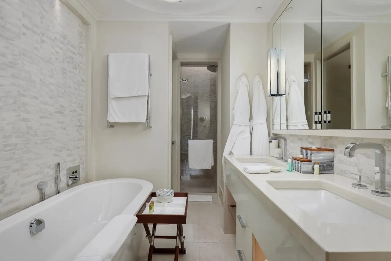 Modernes Badezimmer mit Badewanne und zwei Waschbecken in einer exklusiven Wohnung in Porto Montenegro, Tivat, Montenegro.