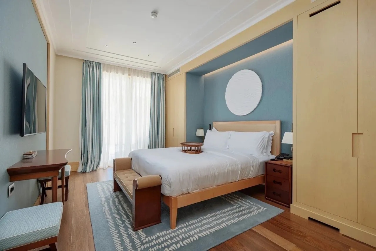 Modernes Schlafzimmer in einer Wohnung in Porto Montenegro, Tivat, Montenegro: Doppelbett, helle Möbel und Dekor.