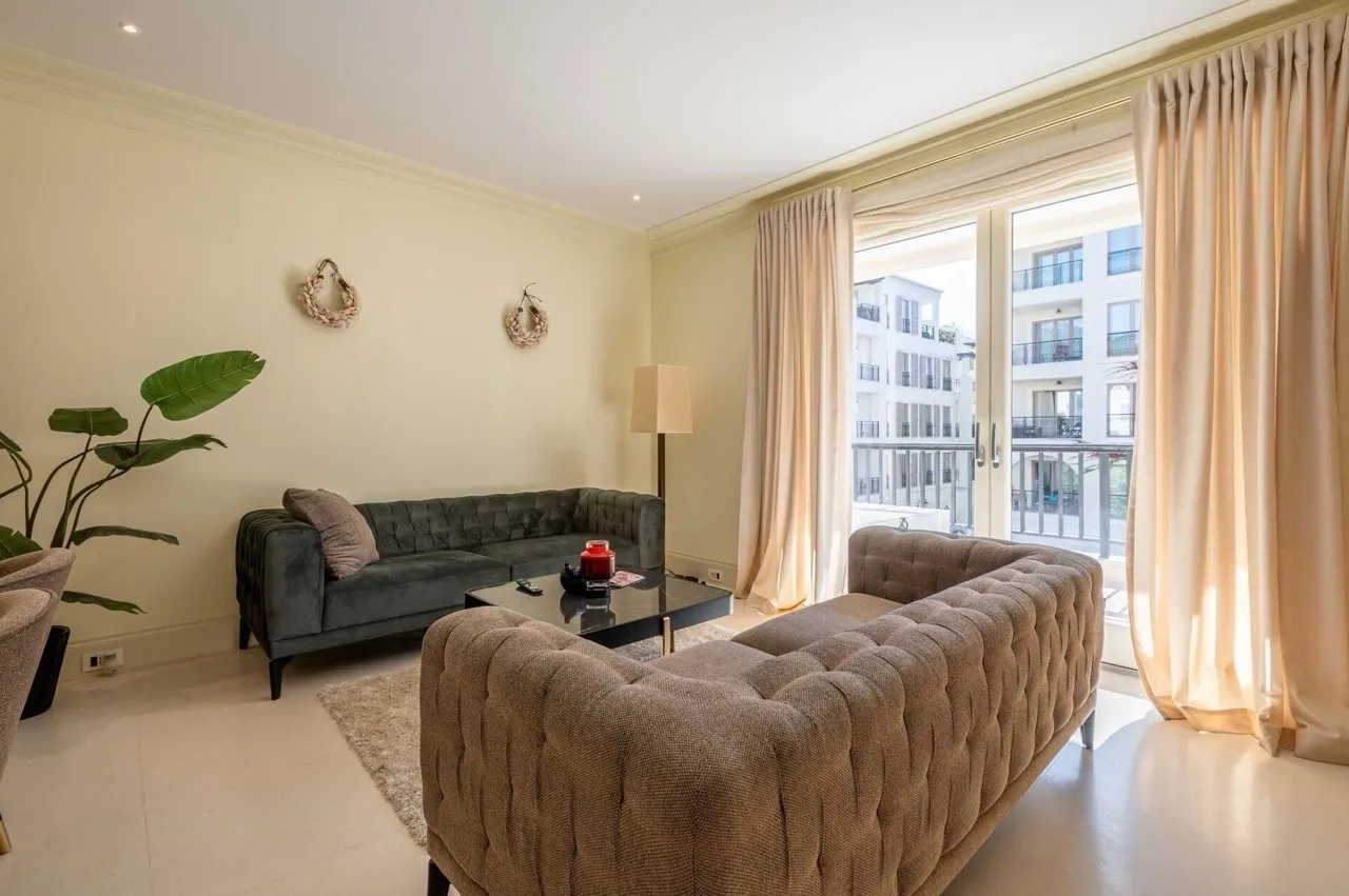 Gemütliches Wohnzimmer mit weichen Sofas in den Apartments von Porto Montenegro, Tivat, Montenegro, Blick auf die Wohnanlage.