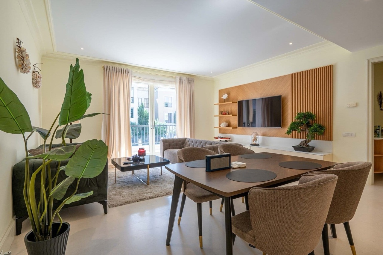 Гостиная в квартире Porto Montenegro, Тиват, Черногория: современный интерьер с обеденной зоной и выходом на балкон.