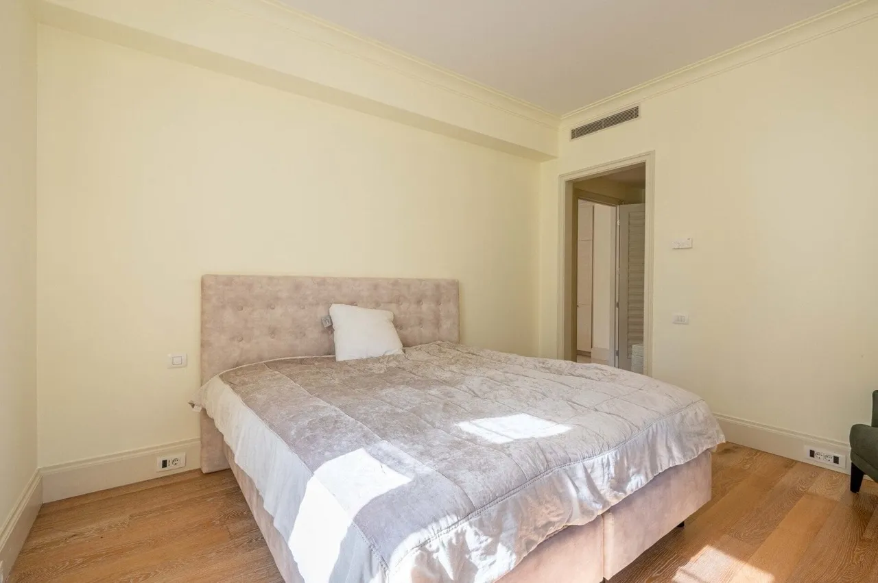 Helles Schlafzimmer mit Doppelbett in einer Wohnung, Porto Montenegro, Tivat, Montenegro: modernes Interieur.