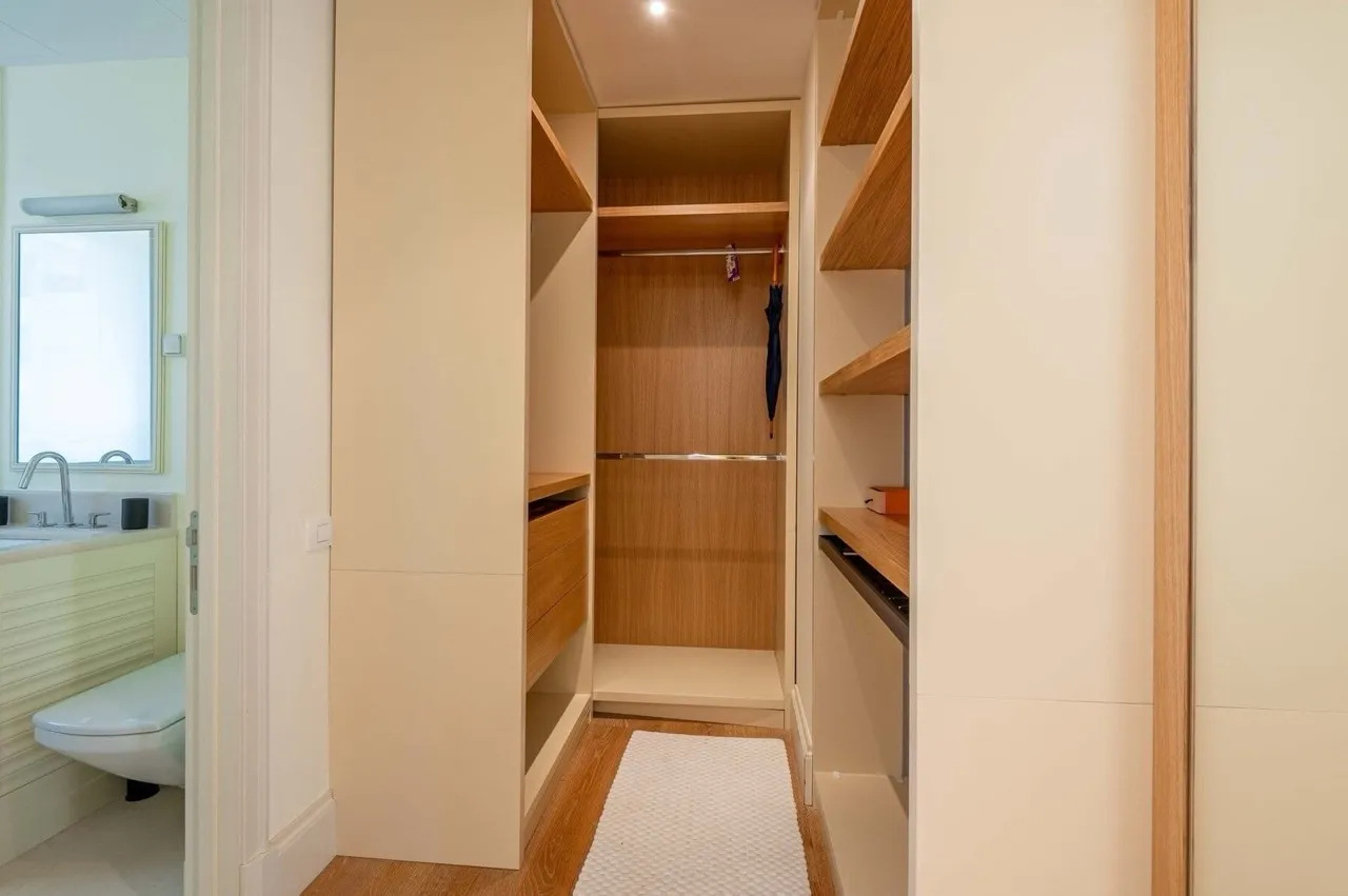Einbauschrank mit Holzregalen in einer Wohnung im Komplex Porto Montenegro, Tivat, Montenegro.