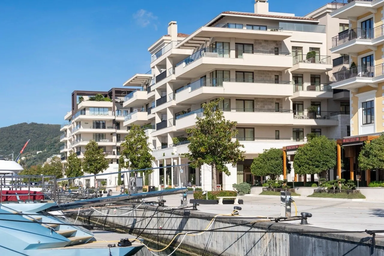 Wohngebäude an der Uferpromenade mit Yachten im Vordergrund