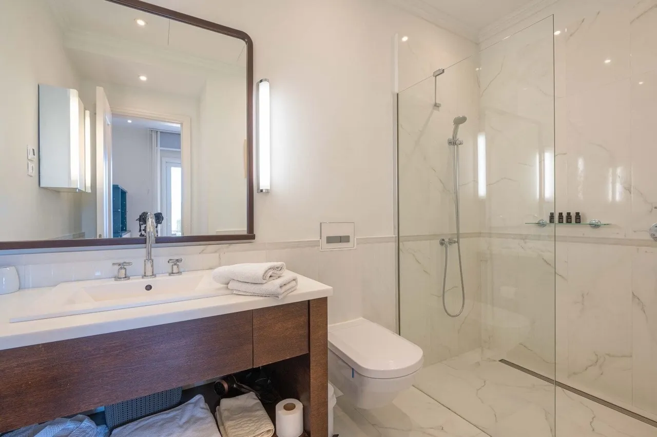 Modernes Badezimmer mit Duschkabine und Marmoroptik in einer Wohnung, Porto Montenegro, Tivat, Montenegro.