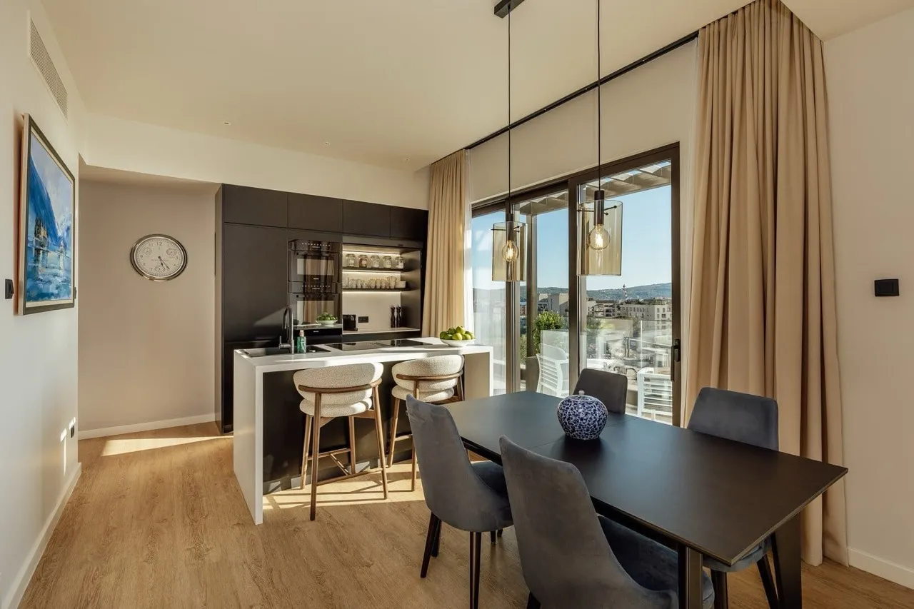 Modernes Wohn-Esszimmer mit Essbereich, Frühstücksbar und Panoramafenster.