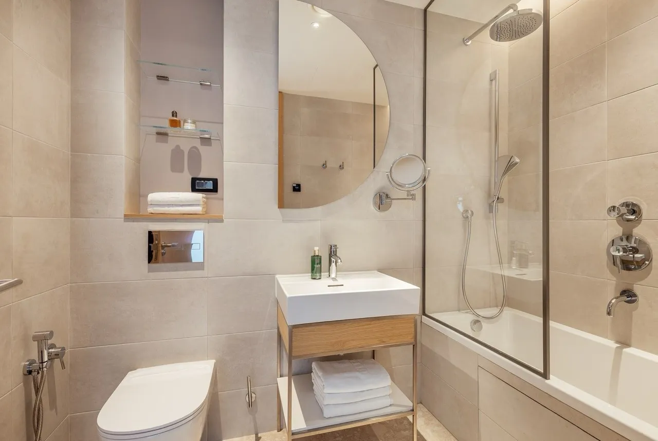 Modernes Badezimmer mit Waschbecken, Duschkabine und Badewanne.