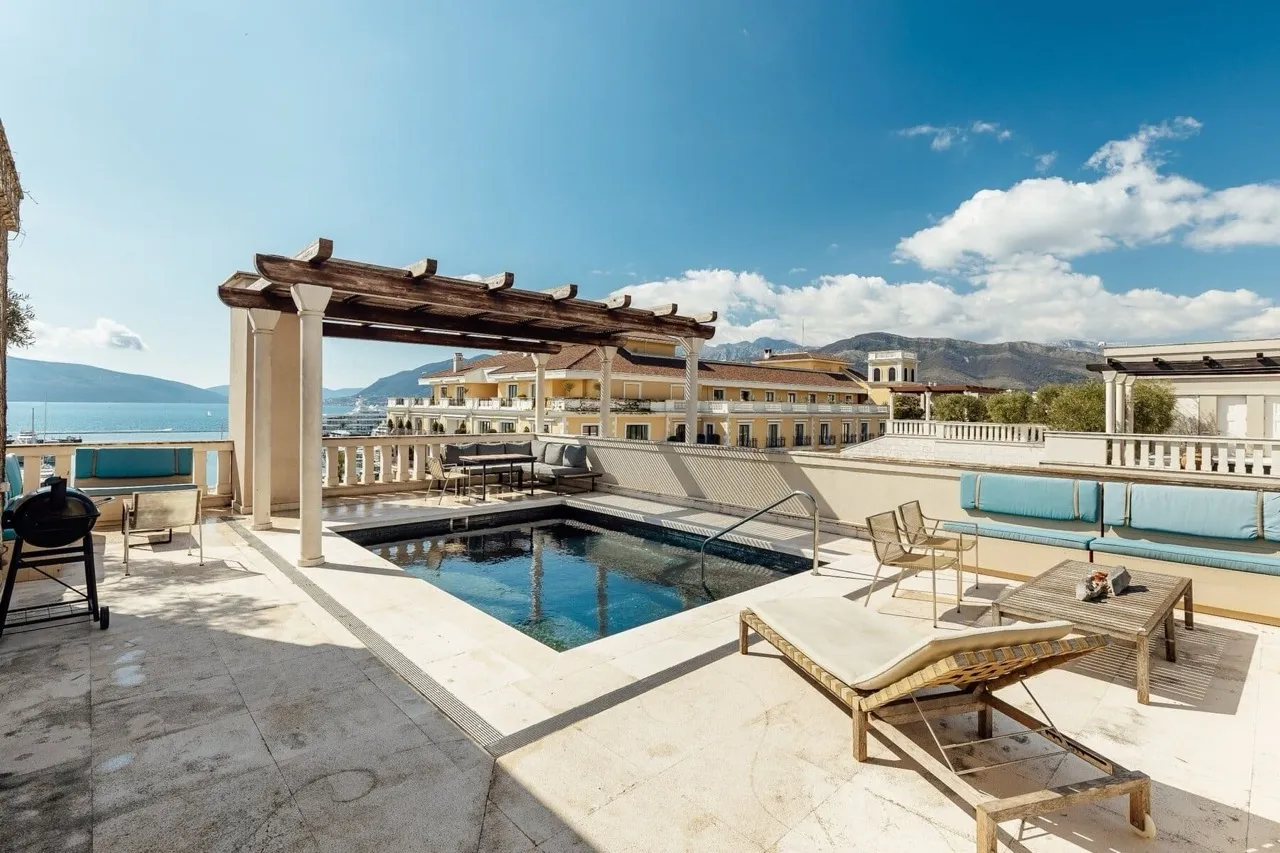 Terrasse avec piscine et vue sur la mer à Porto Montenegro, Tivat, Monténégro : transats, pergola et coin détente.