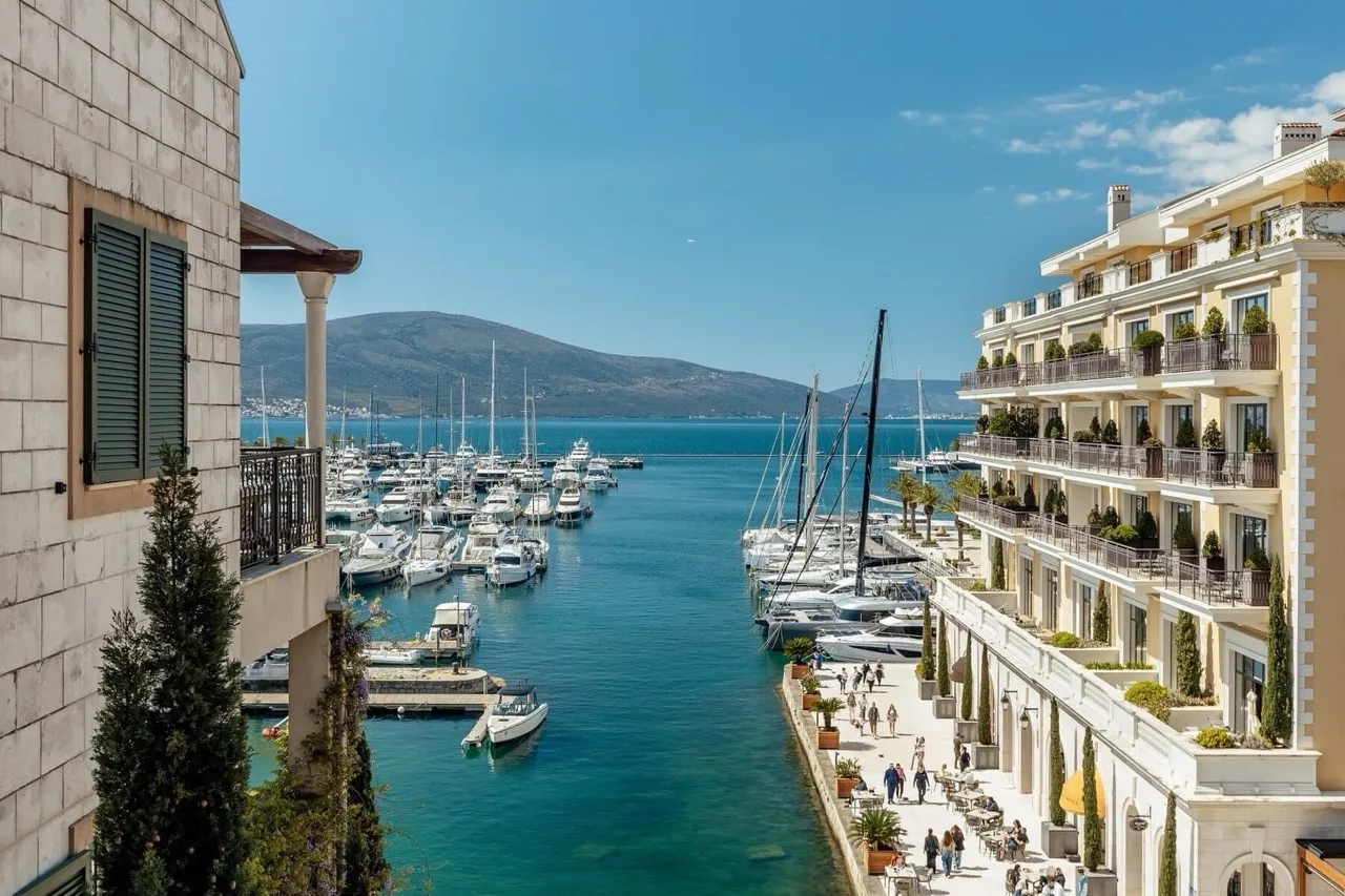 Vue sur la marina avec des yachts et la promenade de Porto Montenegro à Tivat, au Monténégro, depuis la terrasse du complexe résidentiel.