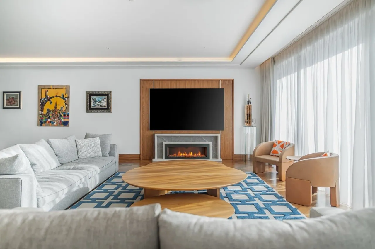 Modernes Wohnzimmer in Porto Montenegro, Tivat: Kamin, TV-Bereich, Designermöbel und Panoramafenster in Montenegro.