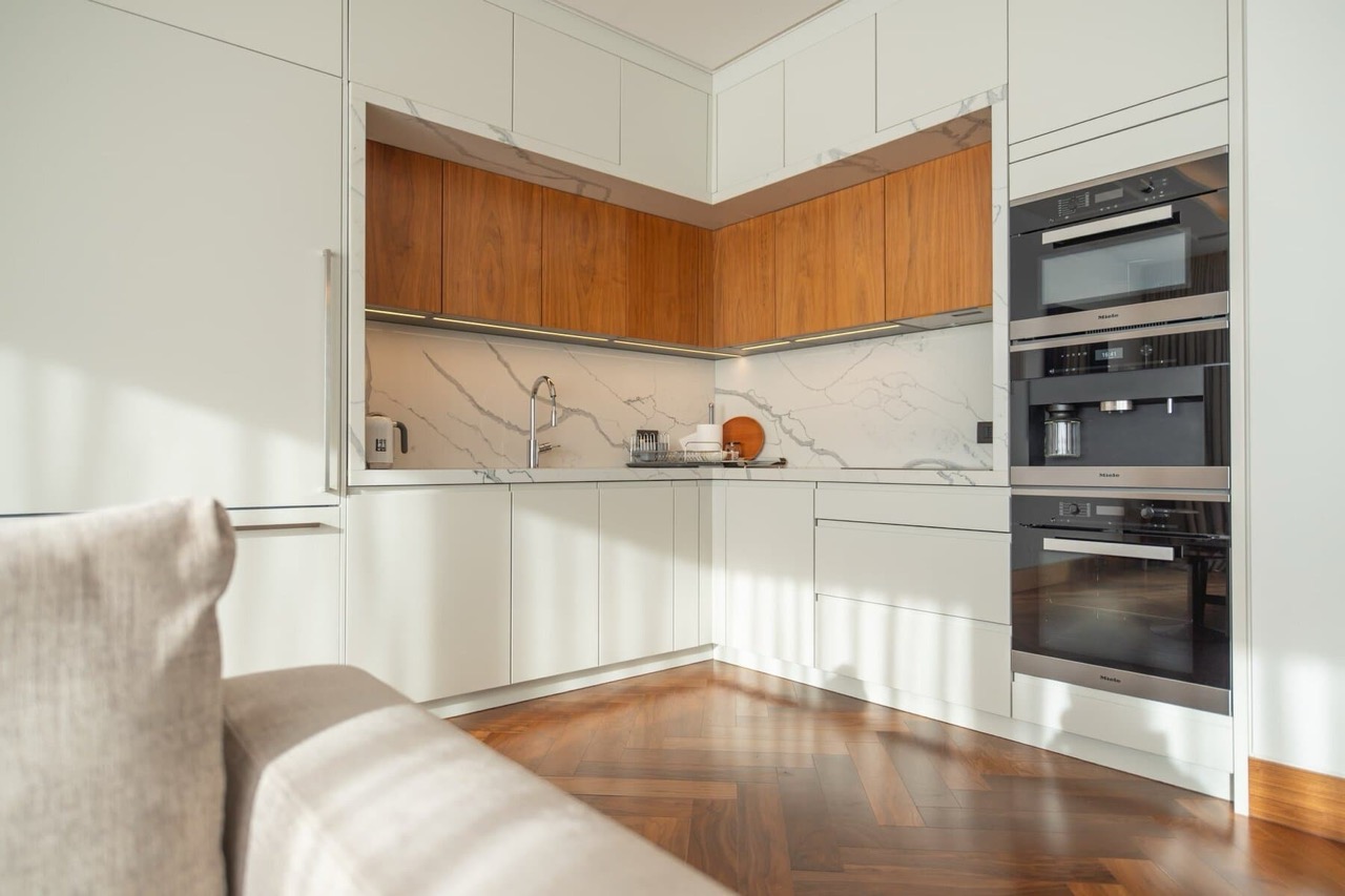 Современная кухня с мраморным фартуком и техникой Miele в квартире, Порто Монтенегро, Тиват, Черногория.