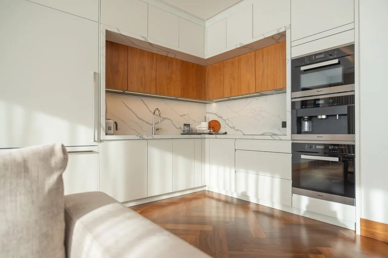 Moderne Küche mit Marmor-Spritzschutz und Miele-Geräten in einer Wohnung, Porto Montenegro, Tivat, Montenegro.