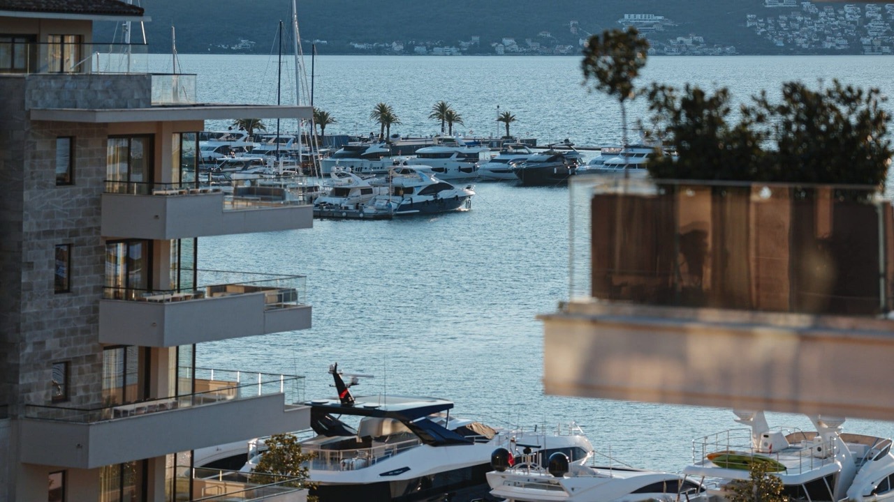 Вид на современные апартаменты и яхтенную марину Porto Montenegro в Тивате, Черногория.