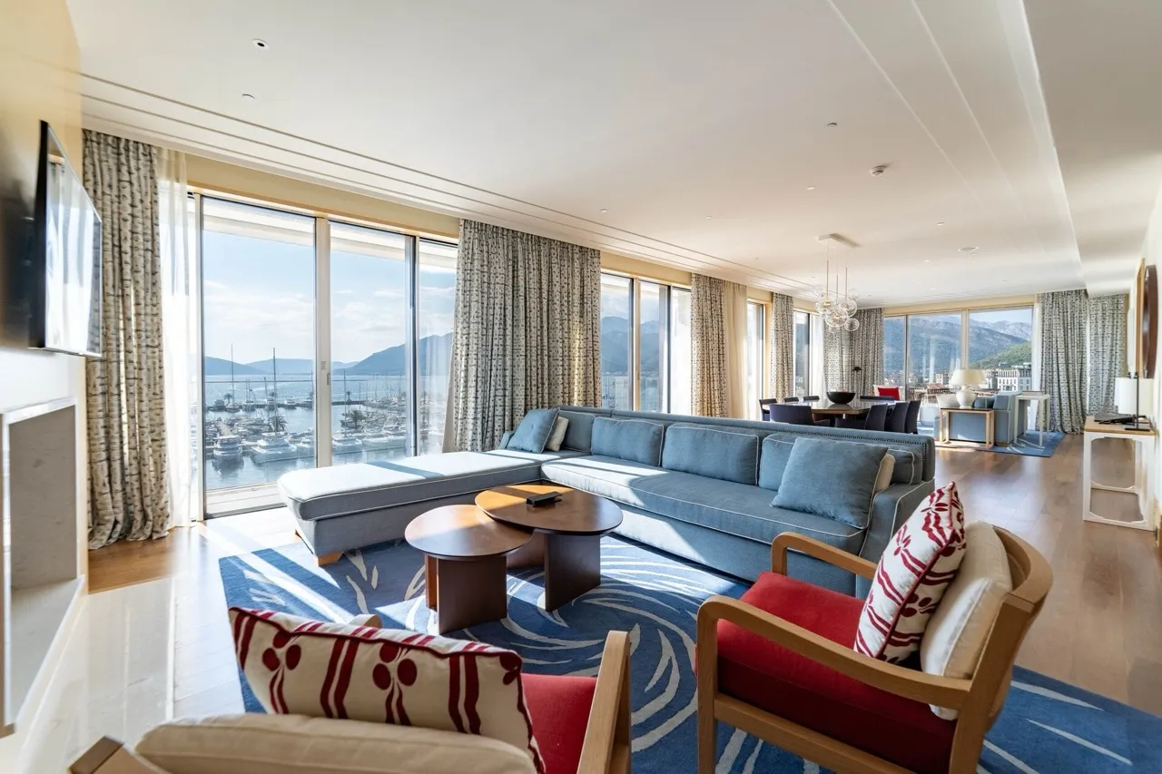 Wohnzimmer mit Panoramablick auf die Marina in einer Luxuswohnung, Tivat, Montenegro: stilvolle Möbel und modernes Interieur.