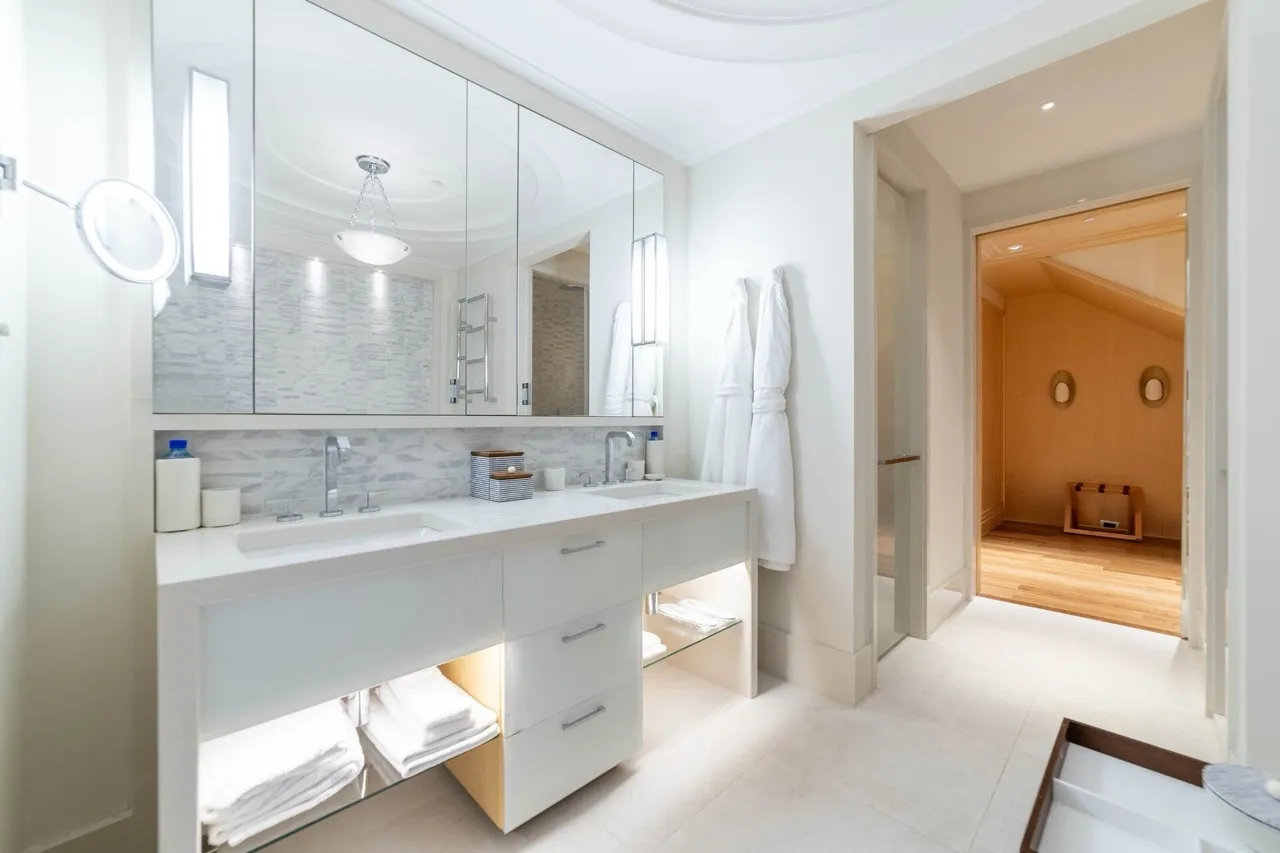 Modernes Badezimmer mit zwei Waschbecken in einer Luxuswohnung, Tivat, Montenegro: Marmorverkleidung und Beleuchtung.
