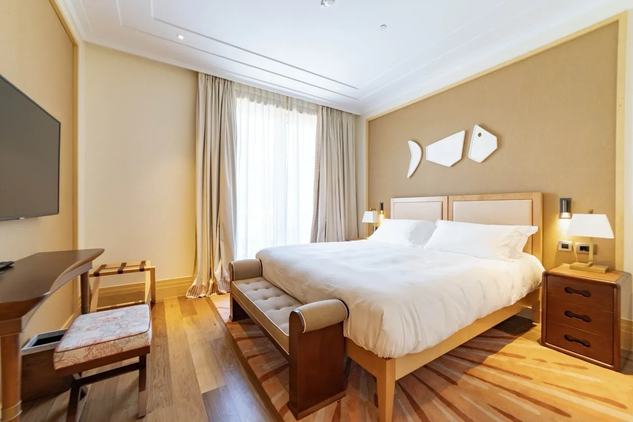 Helles Schlafzimmer mit Doppelbett und Designer-Dekor in einer Wohnung, Stadt Tivat, Montenegro.