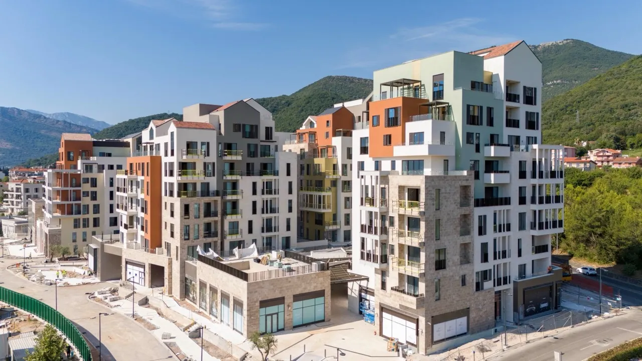 Eine weite Außenansicht eines modernen Wohnkomplexes im Bau.