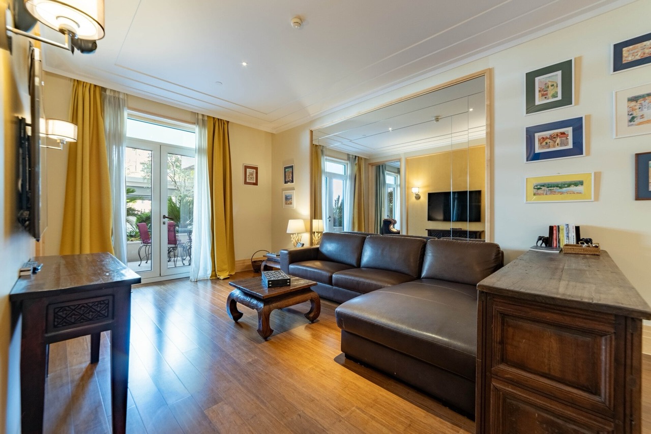 Dnevna soba sa kožnom sofom i terasom u apartmanima Porto Montenegro, Tivat, Crna Gora.