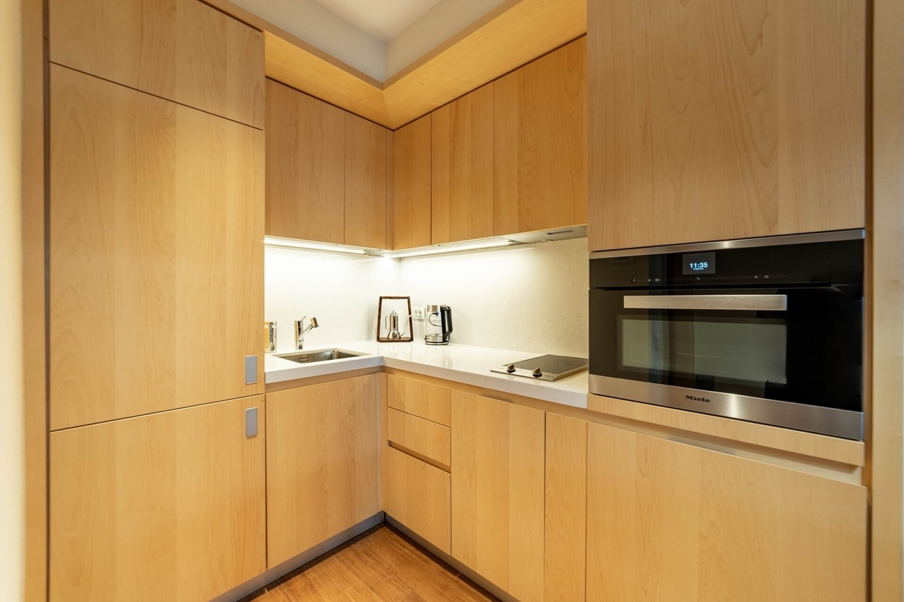 Savremena kuhinja od svetlog drveta sa Miele tehnikom u apartmanima Porto Montenegro, Tivat, Crna Gora.